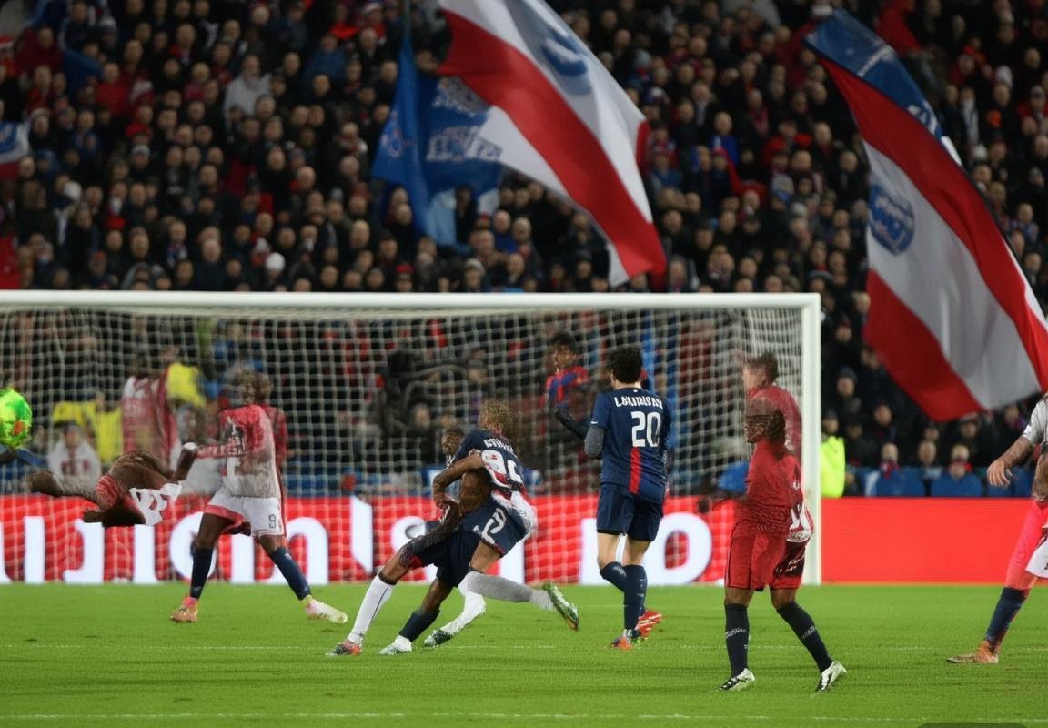 巴黎圣日耳曼对曼联欧冠对决：战术解析与经典瞬间回顾(图3)